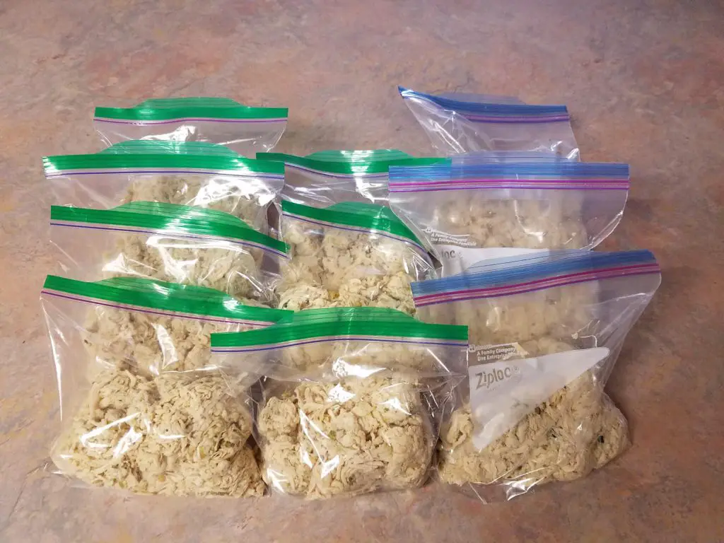 Image shows how to store meal prep chicken in bags