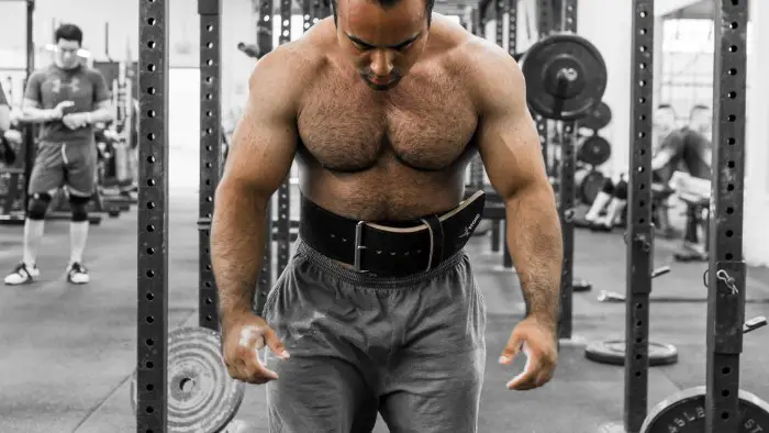 image shows how to wear a weightlifting belt